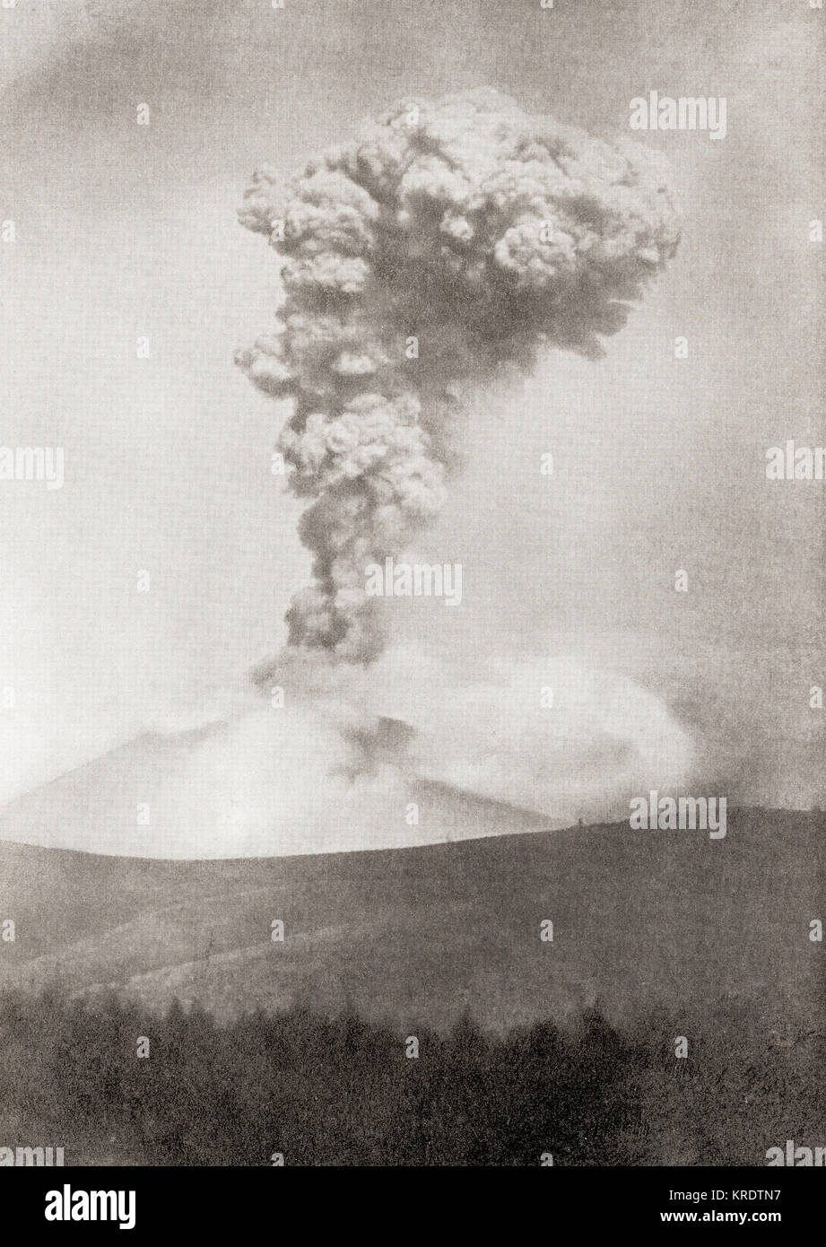 Asama-Yama in Eruption. Berg Asama ist ein aktiver Vulkan Komplex im Zentrum von Honshū, der Hauptinsel von Japan. Von den Wundern der Welt, veröffentlicht C 1920. Stockfoto