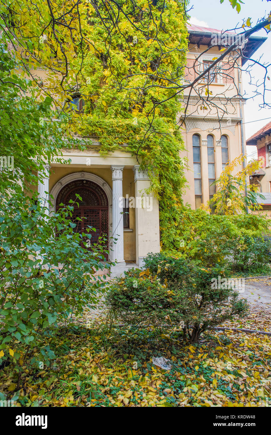 Altes Haus mit schönen Architektur in einem Herbst Tag Stockfoto