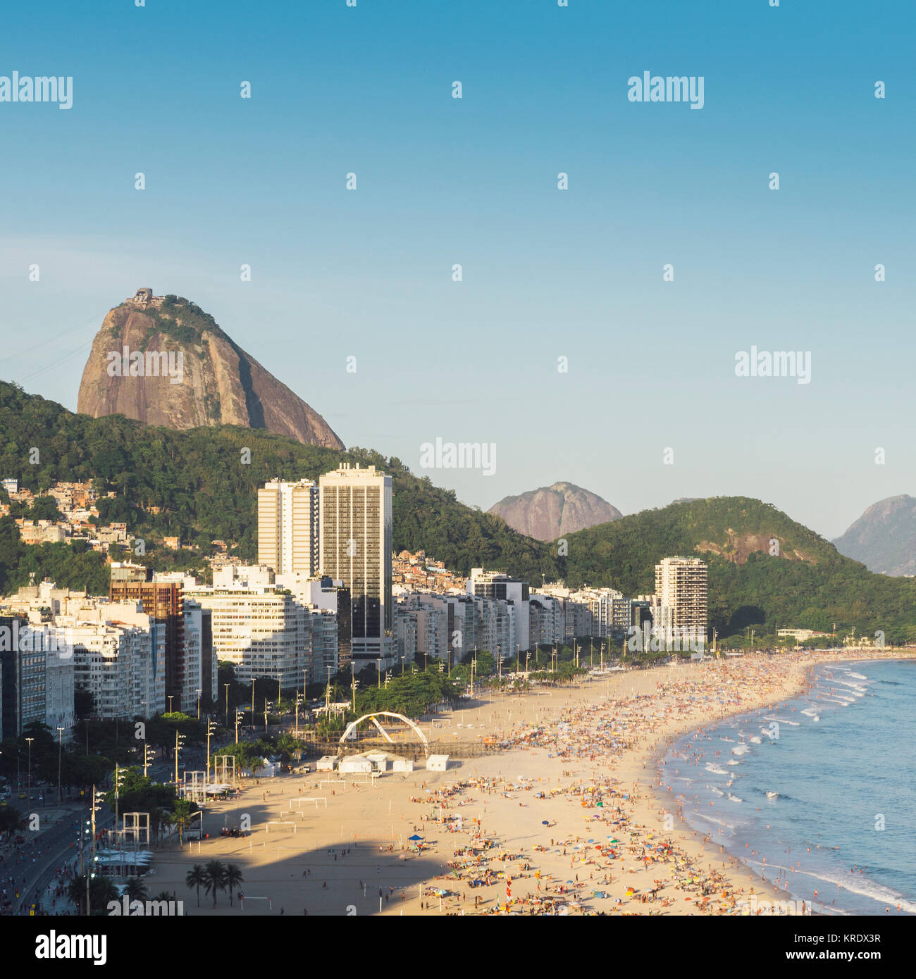 Luftaufnahme von Copacabana, Rio de Janeiro, Brasilien mit der ikonischen Sugarloaf Mountain im Hintergrund Stockfoto