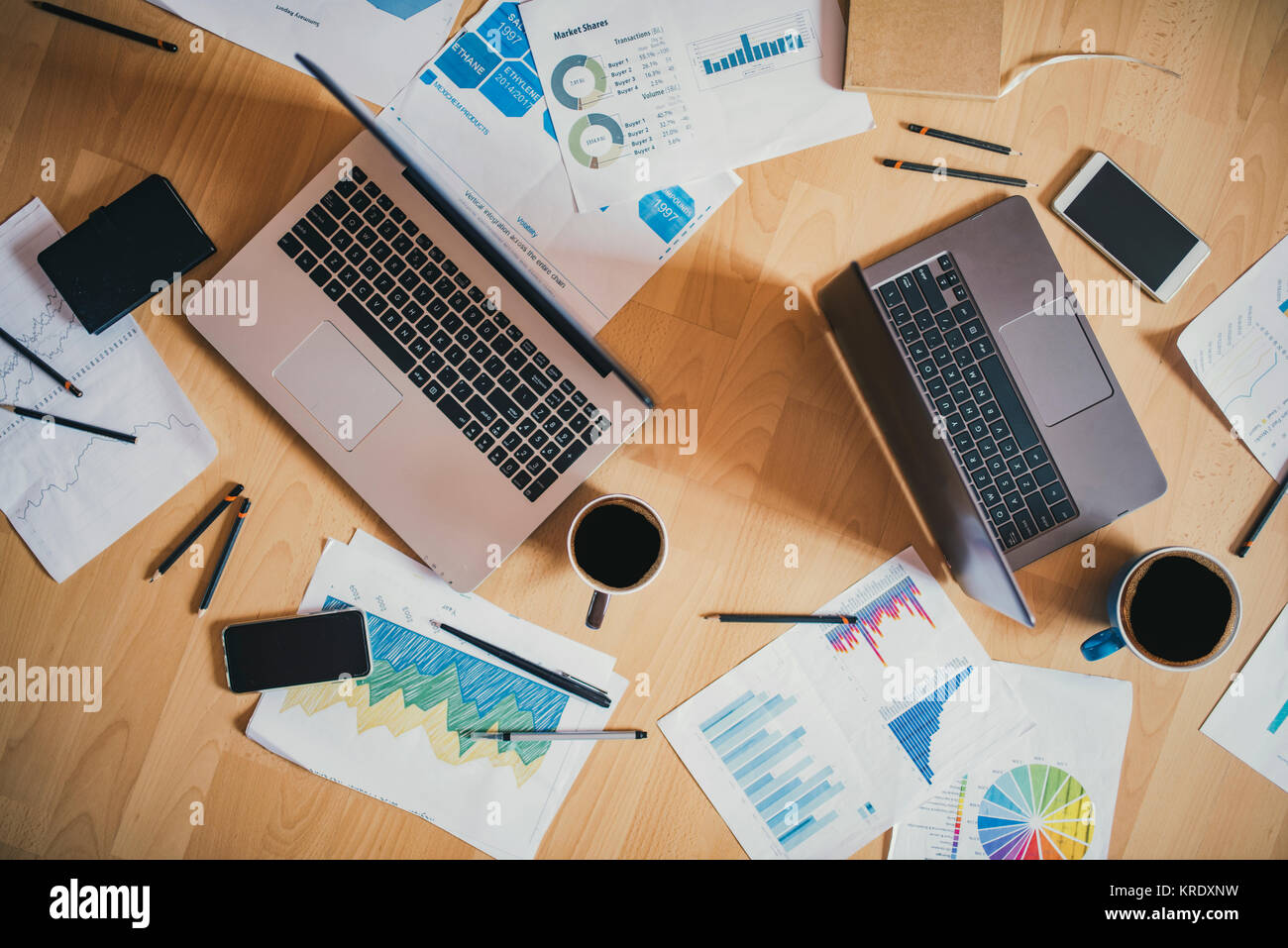 Home Arbeitsbereich - zwei Laptops, Kaffees, Telefone und Papiere Stockfoto