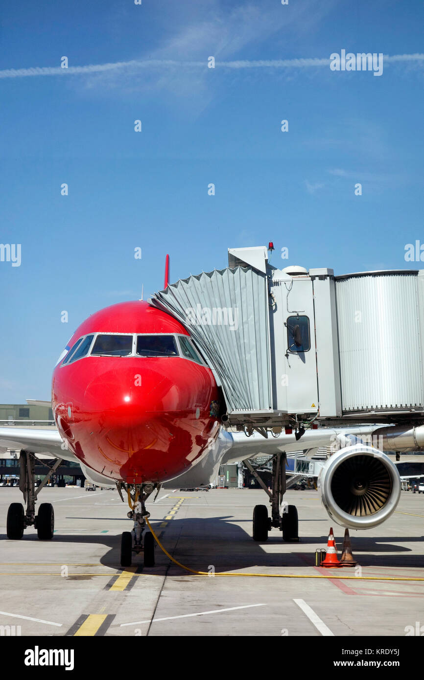Ein Flugzeug auf der Landebahn betankt an einem Nachfragewachstum Flughafen mit Gangway oder airbridge oder Tunnel angebracht werden. Am Flughafen Zürich in der Schweiz. Stockfoto