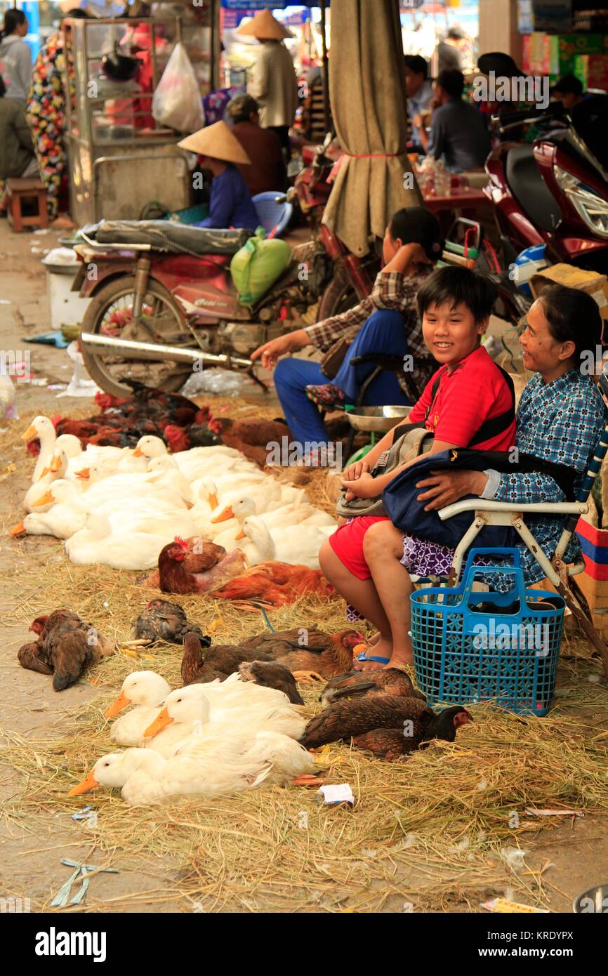Frau und junge teilen sich ein Lachen und Lächeln in einem Mekong Delta Wet Market, Vietnam Stockfoto