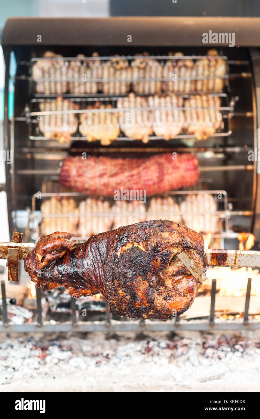 Geröstete Bein vom Schwein auf dem Grill Spieß. Stockfoto