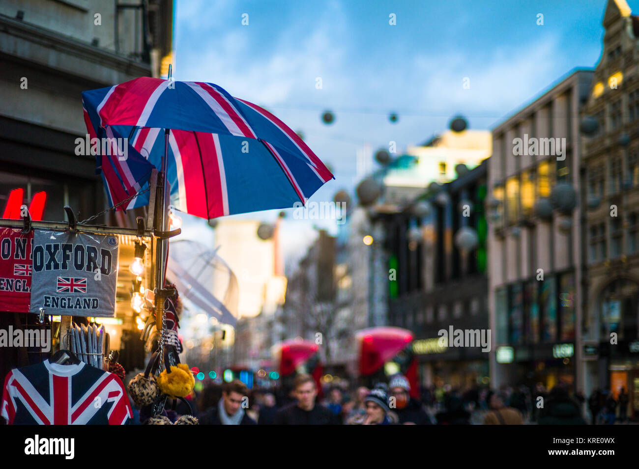Die Oxford Street London Tourismus - Touristische Souvenirs zum Verkauf in die beliebten Londoner Oxford Street Stockfoto