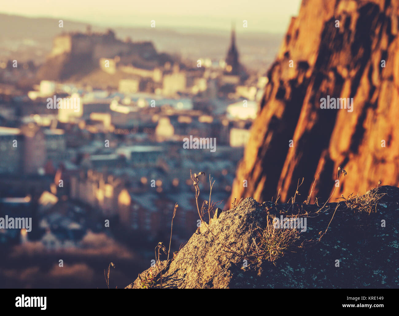 Das Edinburgh Castle und die Skyline mit Salisbury Crags im Vordergrund. Stockfoto