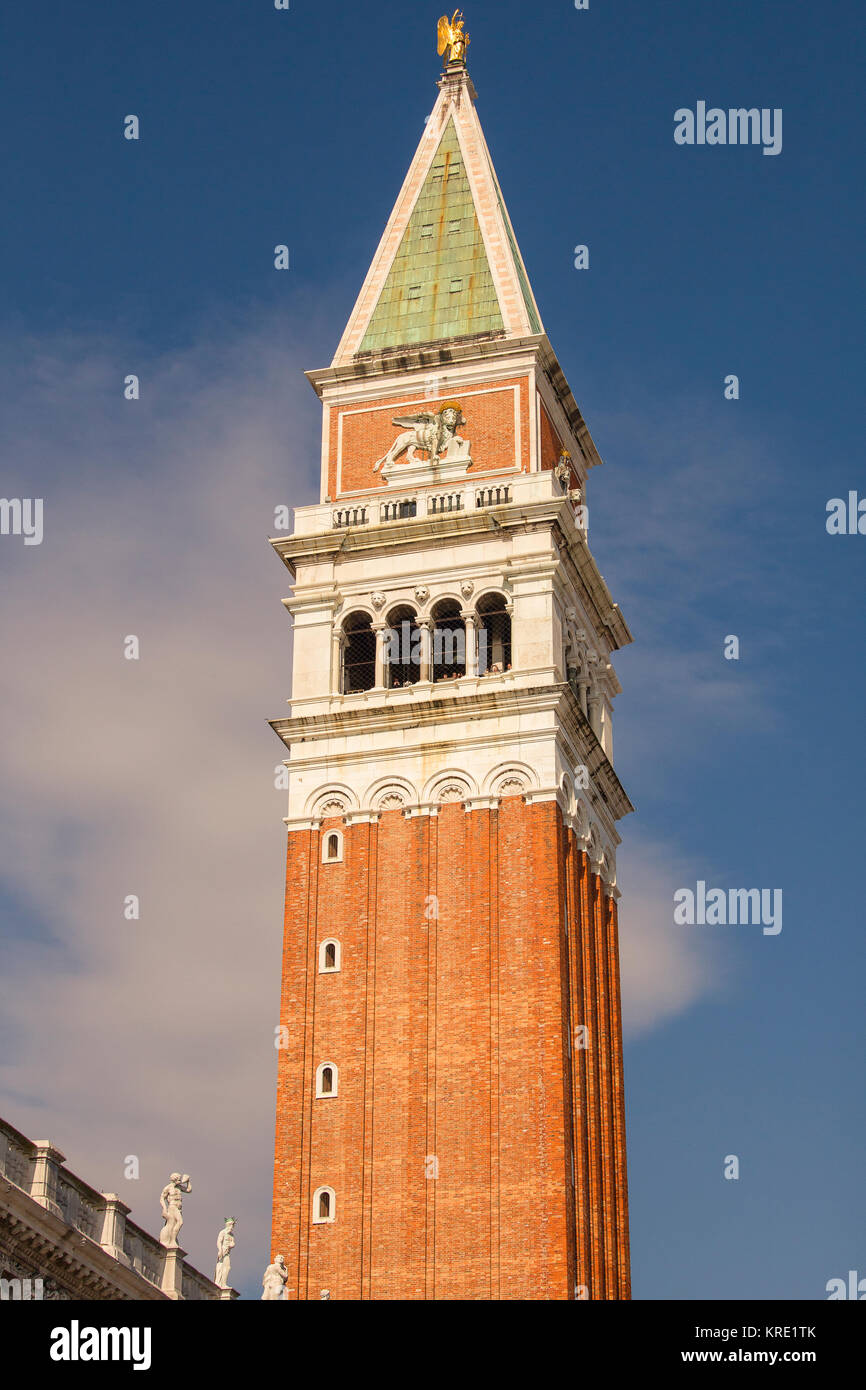 Campanile di San Marco - Glockenturm auf der Piazza San Marco, dem zentralen Platz in Venedig, Italien Stockfoto