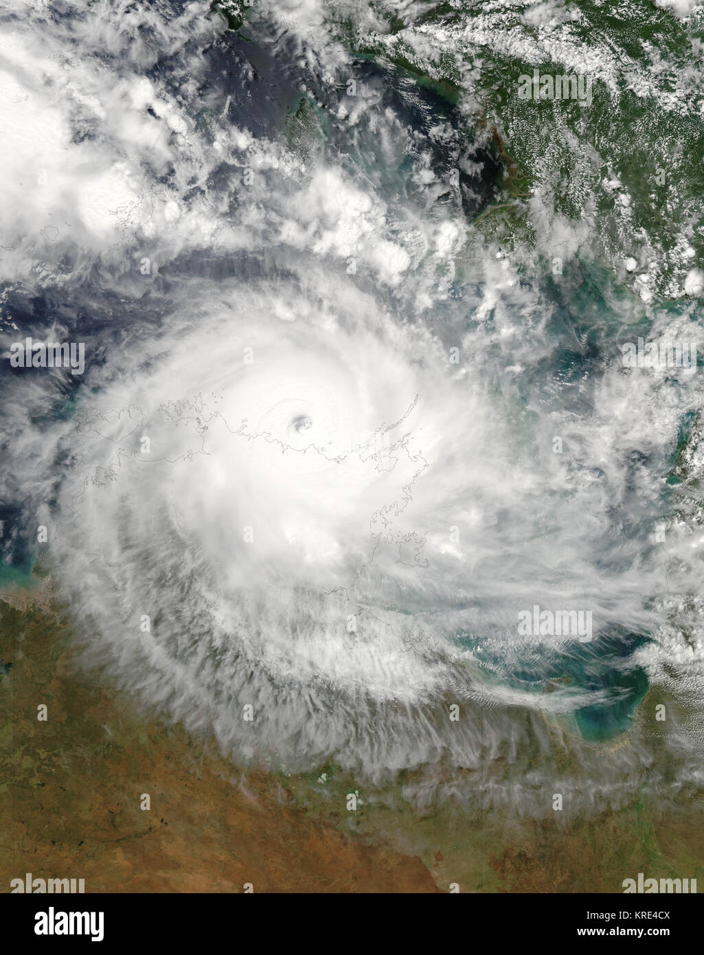 Tropischer Wirbelsturm Monica gebildet aus der nordöstlichen Küste von Australien am 17. April 2006. Dies ist das gleiche Gebiet, wo earthobservatory.nasa.gov/NaturalHazards/natural Gefahren v2.php3?img id=13431 Zyklon "Larry" ein Monat früher gebildet. Am 19. April und 20., Zyklon Monica gekreuzt Cape York Halbinsel mit schwächeren Winden als Larry, und seinen Weg im nördlichen Queensland nahm es weit entfernt von den meisten besiedelten Gebieten. Aber Monica's zweiter Akt erwies sich als sehr unterschiedlich. Der Cyclone versammelt, Größe und Leistung im Golf von Carpentaria und umgebaut in eine Kategorie 5 Sturm. Monica grasten auf der Oberseite Stockfoto