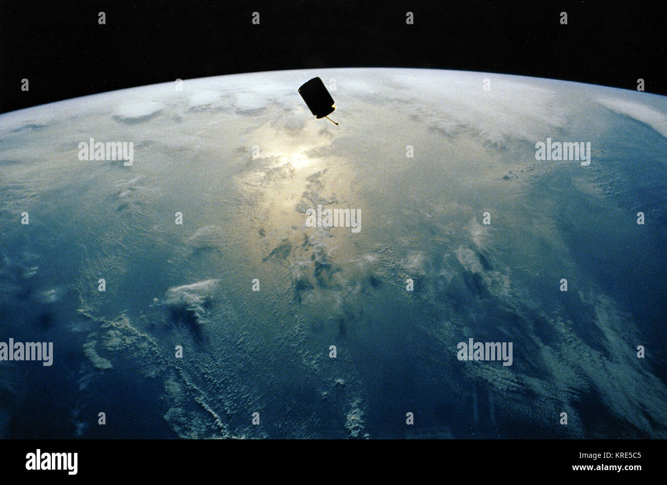 STS-49 AN BORD FOTO: INTELSAT VI Satelliten über einem blauen und weißen Erde begrüßt Crewmitglieder, WIE SIE VORBEREITET FÜR DIE AUFNAHME DER ERRANT SATELLITEN. 920514 STS 49 Bemühen Intelsat VI. Stockfoto