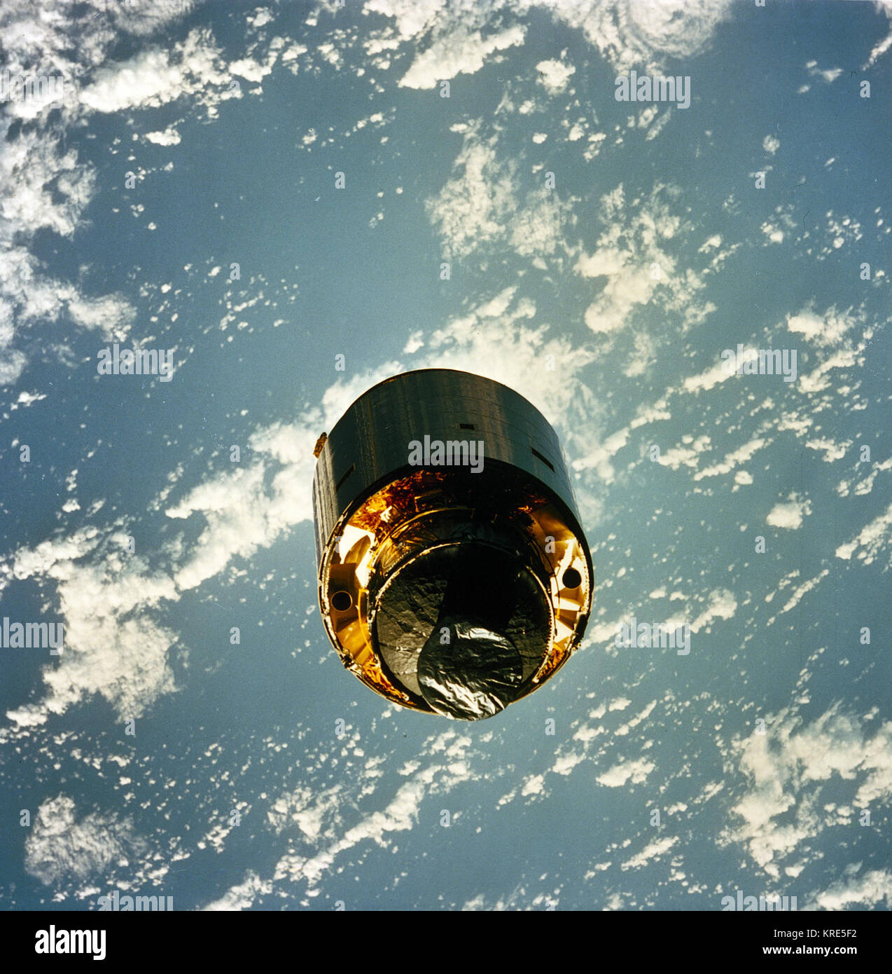 STS-49 AN BORD FOTO: DIE INTELSAT VI F-3 KOMMUNIKATIONSSATELLITEN DREHT SICH LANGSAM AUS DER LADEBUCHT ZU BEGINNEN ihren "neuen Leben". Drei ASTRONAUTEN AUF EVA Hand packte die ERRANT SATELLITEN, zog es in CARGO BAY, UND DIE ANGESCHLOSSENEN einen Schub geben PERIGÄUM STUFE VOR DEM RELEASE. INTELSAT VI F3 Spinnt von STS-49 Cargo Bay Stockfoto