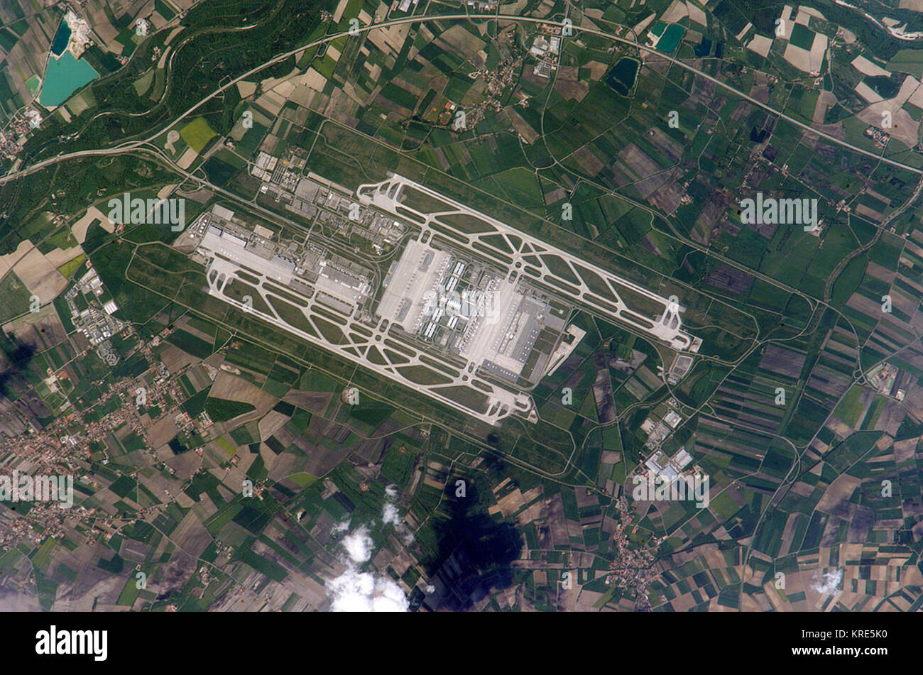 Internationaler Flughafen München, Deutschland Die Franz Josef Strauss, oder München, internationalen Flughafen 29 Millionen Passagiere im Jahr 2005, so dass es denn Deutschlands verkehrsreichsten Flughafen, nach Frankfurt. Der Flughafen dient die Bayern (Bayern) Region südöstliches Deutschland, und ist ein Knotenpunkt für die Lufthansa Airline. Wie andere große internationale Flughäfen, der Service besetzt Teile von mehreren Gemeinden einschließlich Freising, Hallbergmoos, Hallbergmoos, und Marzling. Beim Bau dieses Flughafens, das Dorf Franzheim abgerissen wurde, und seine 500 Anwohner verlegt. Astronaut photograp Stockfoto