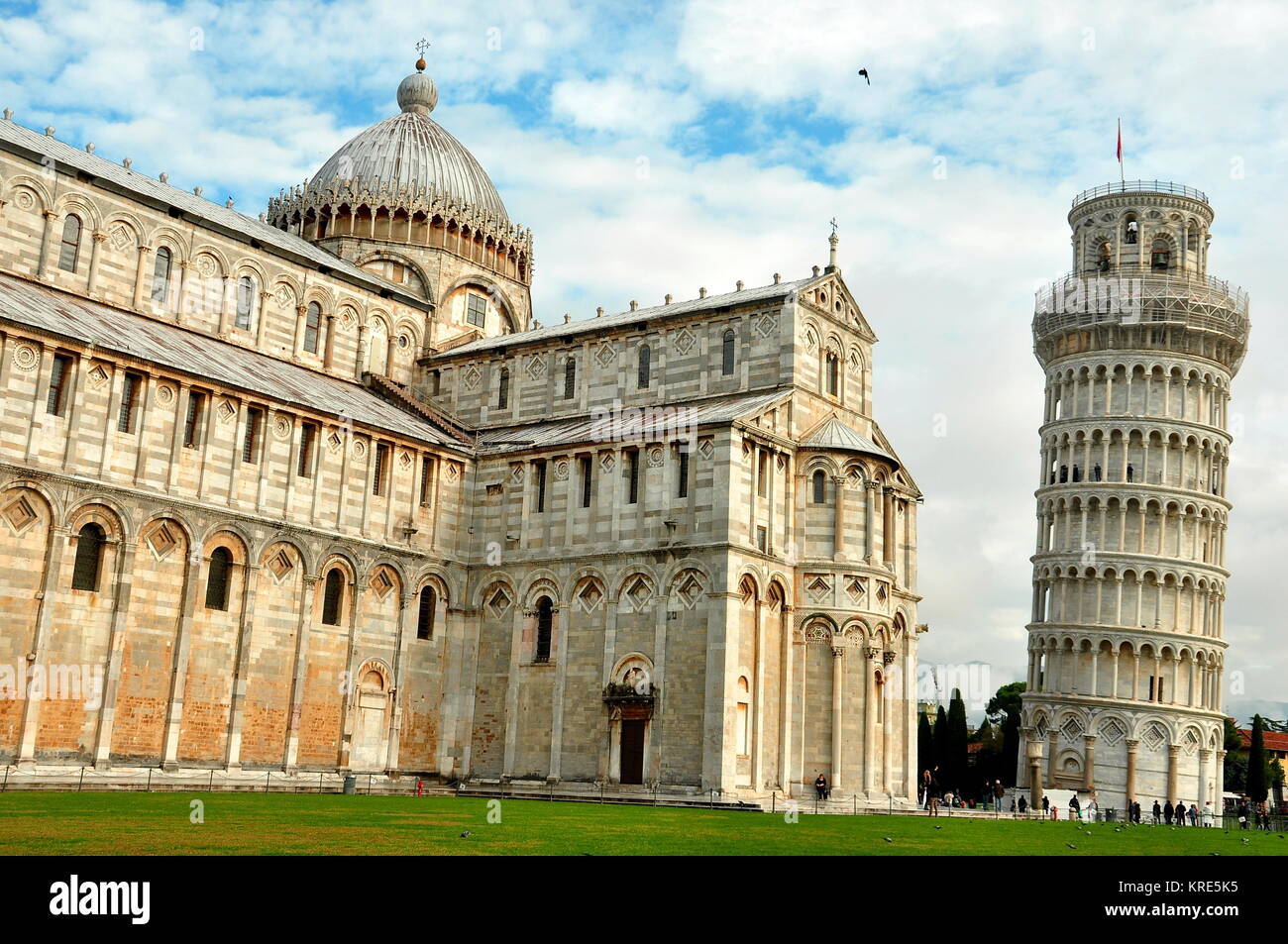 Schiefe Turm von Pisa und der Duomo in Pisa, Italien, Toskana. Stockfoto
