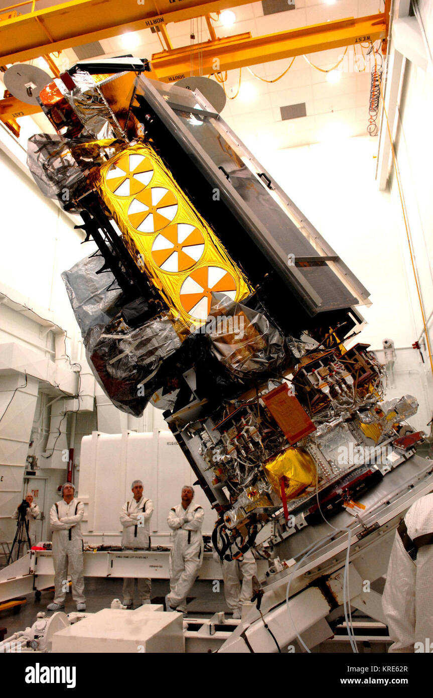 NOAA-N'-Satellit in der Vandenberg AFB sauberes Zimmer gekippt Stockfoto