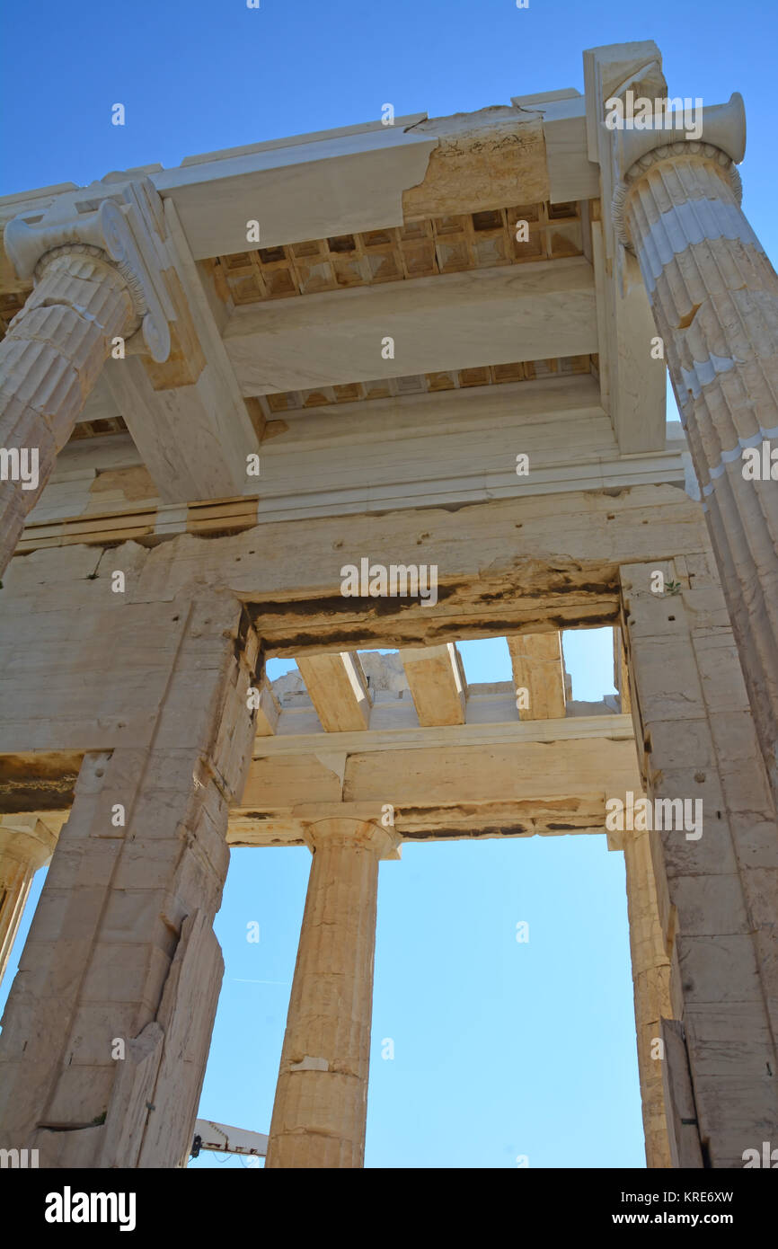 Die Propylae oder monumental Gateway mit ionischen und dorischen Säulen auf der Athener Akropolis, Griechenland Stockfoto