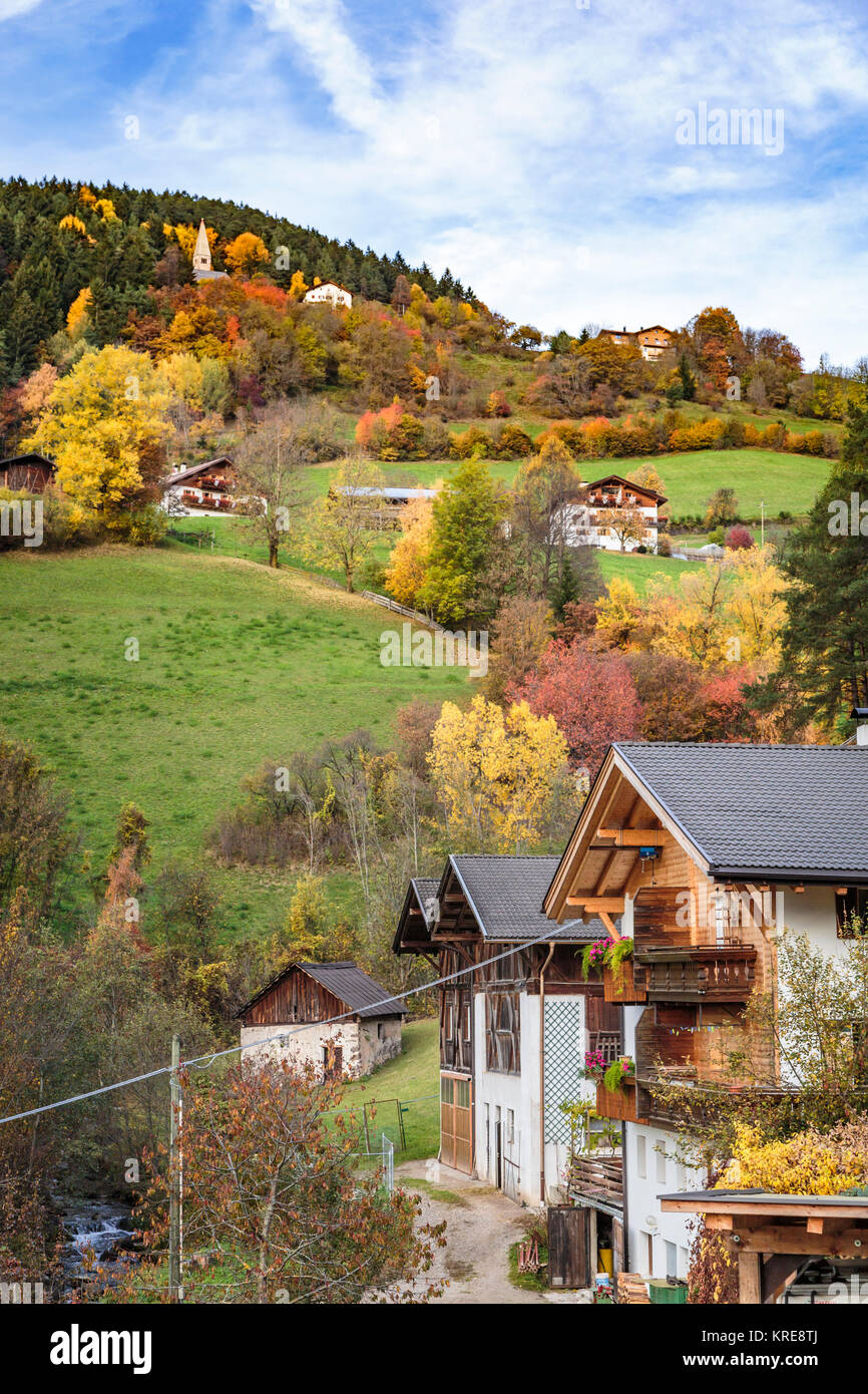 Ländliche Häuser und Weiden mit Herbstfarben Farbe in der Nähe von Funes, Italien, Europa. Stockfoto