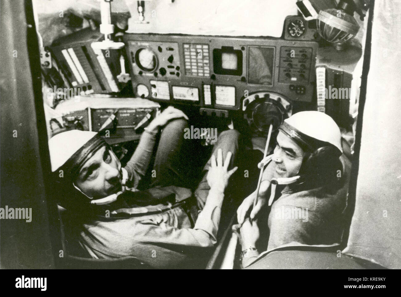 Thomas Stafford Züge im sowjetischen Simulator für ASTP-GPN -2002-000156 Stockfoto
