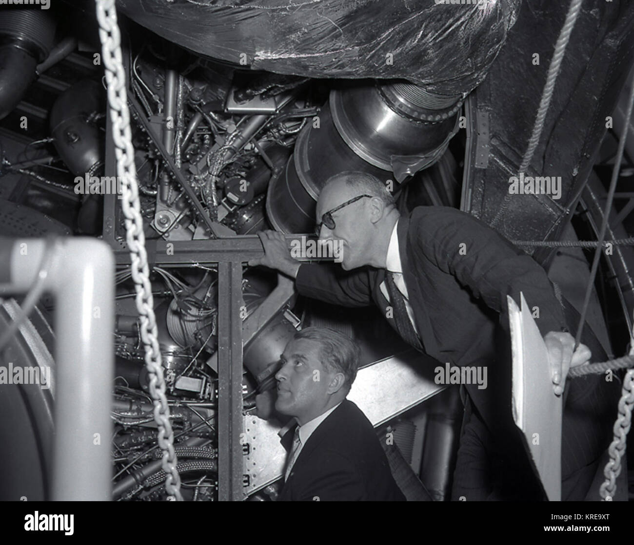 Kongress RAUM AUSSCHUSS TOUR Marshall Space Flight Center, 9. März 1962. Auf dem H-1 MOTOR AUF SA-3 IN QUALITÄT DIV Gebäude 4708. (L. An R.) VON BRAUN, TEAGUE, OLIN-REP.. REF: M 2-490-3. (MIX-DATEI) VonBraunTeague 1962 Stockfoto