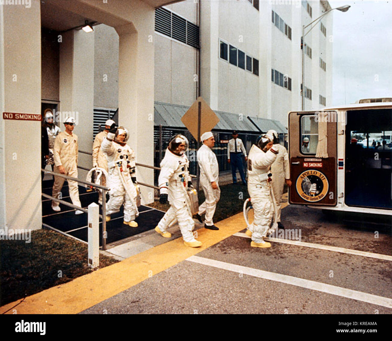 Apollo 12 Crew zu Fuß van (KSC-69 PC-646 zu übertragen). Stockfoto