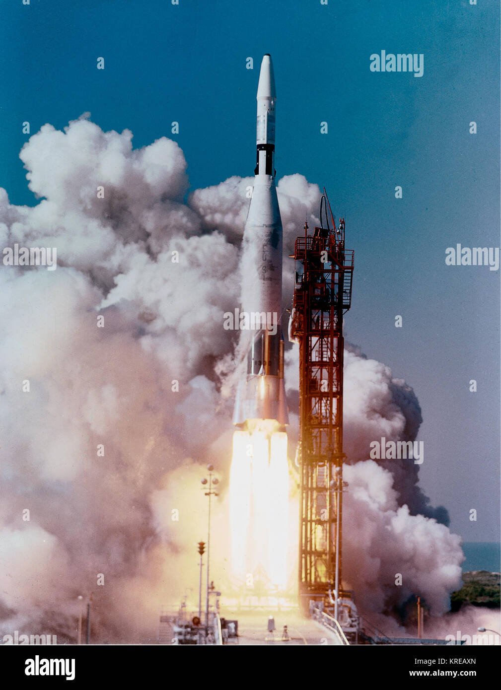 Einführung von Ranger 4, TRÄGERRAKETE - ATLAS AGENA-4, Start - April 23, 1962 SPACE SCIENCE PROJEKT - LUNAR EXPLORATION. REF: LOD62 PC-48. Atlas-Agena startet Ranger 4. Stockfoto