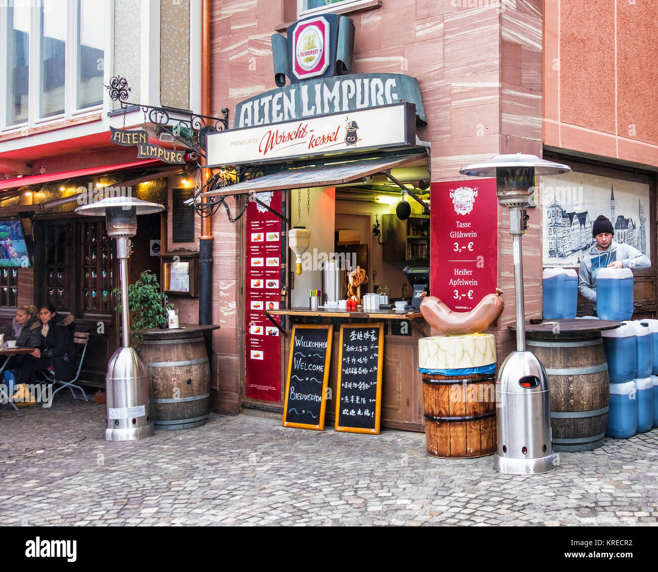 Frankfurt, Deutschland. Alten Limburg Restaurant, Bar & Cafe serviert traditionelle deutsche Küche, Würstchen, Glühwein, ApfelWein Stockfoto