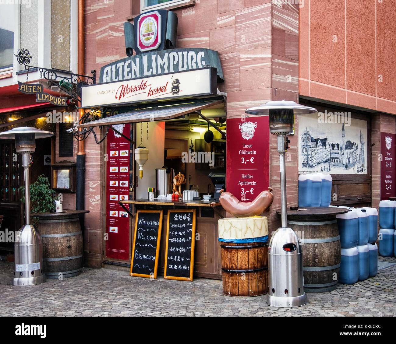 Frankfurt, Deutschland. Alten Limburg Restaurant, Bar & Cafe serviert traditionelle deutsche Küche, Würstchen, Glühwein, ApfelWein Stockfoto