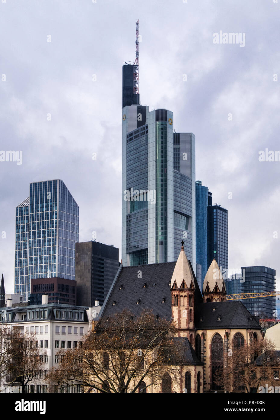 Frankfurt, Deutschland, Commerzbank Hochhaus Wolkenkratzer, Taunus Turm, St. Leonhard Kirche. Alte und neue Gebäude, moderne und historische Stockfoto