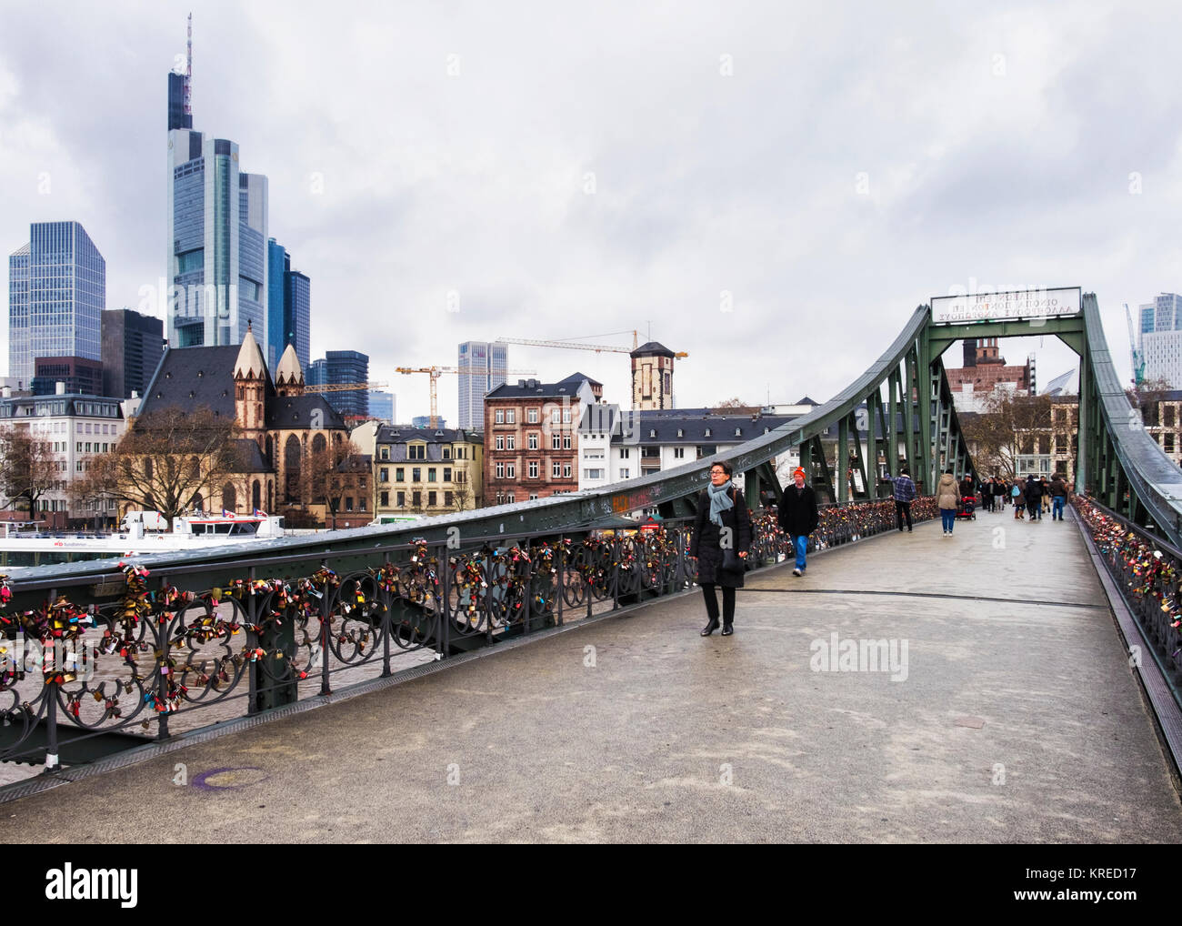 Frankfurt am Main, Eiserner Steg Iron Bridge, Commerzbank Hochhaus Wolkenkratzer, Taunus Turm, St. Leonhard Kirche. Alte und neue Gebäude, moderne und historische Stockfoto