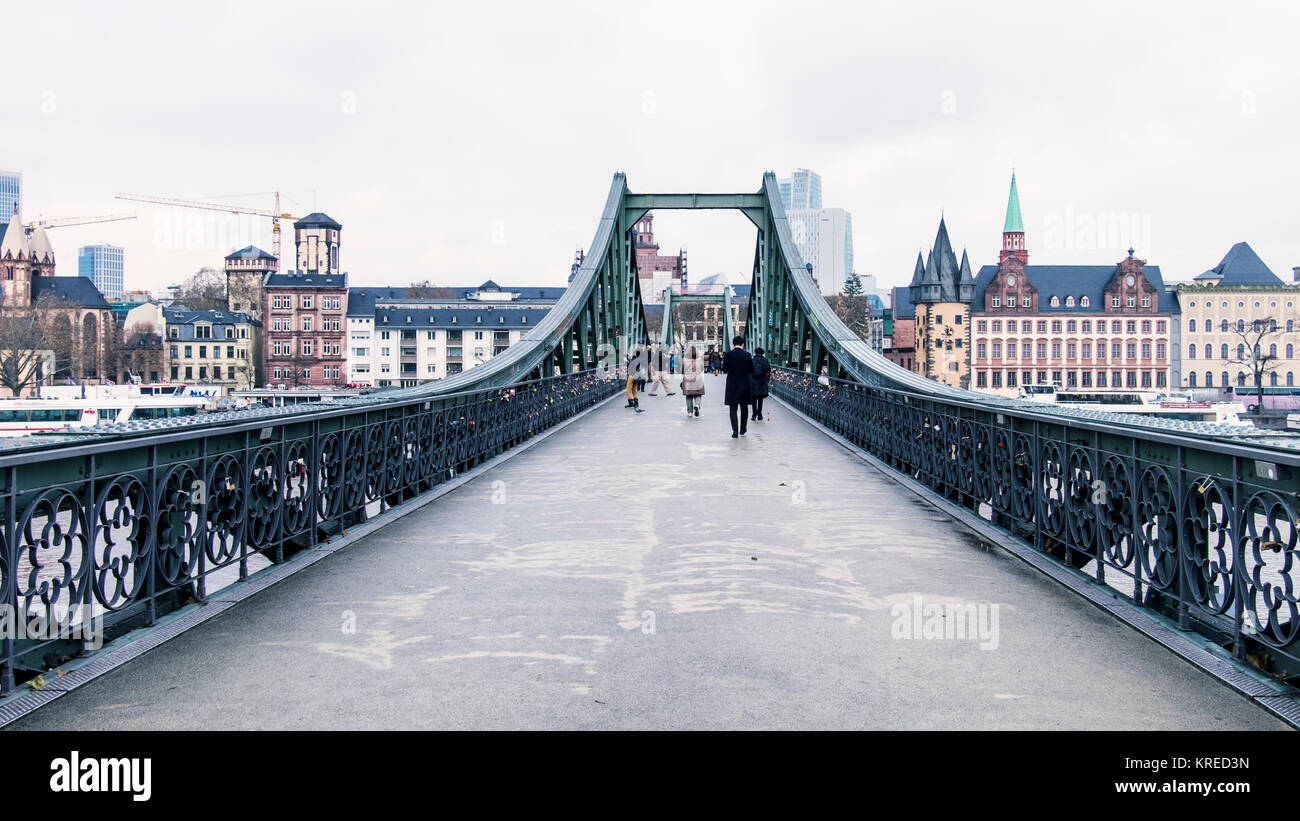 Frankfurt, Deutschland. Leute auf Eiserner Steg, Bügeleisen Fußgängerbrücke, eiserne Brücke über den Fluss Main City Center verbindet mit Sachsenhausen zu Fuß Stockfoto