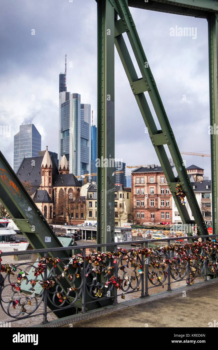 Frankfurt am Main, Eiserner Steg Bügeleisen Fuß-Brücke über den Main in Liebe Schlösser Blick auf alte und neue Gebäude, moderne und historische abgedeckt Stockfoto