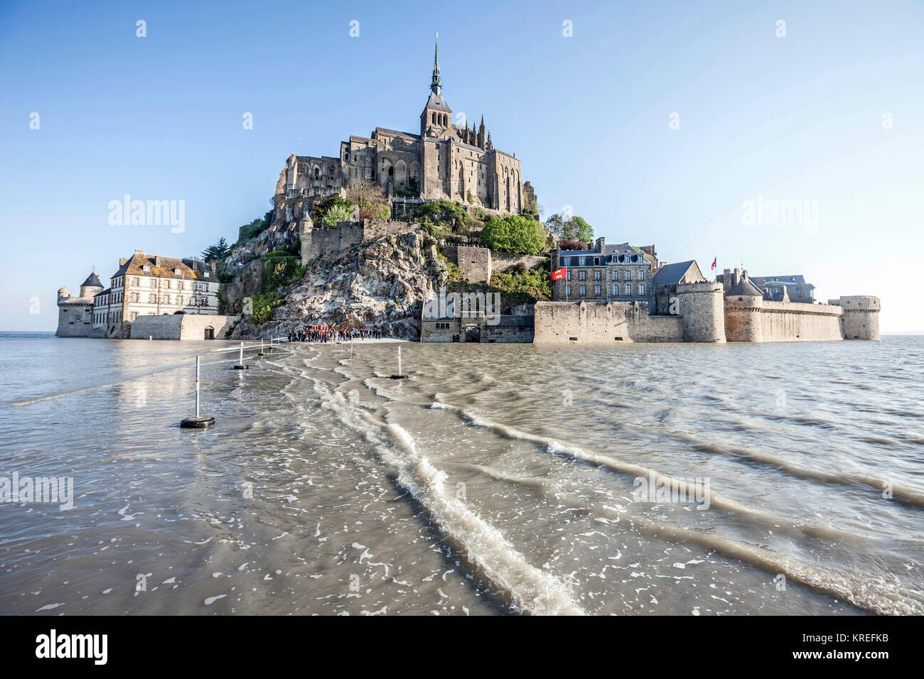 Mont Saint-Michel (St. Michael's Mount), Normandie, Nord-westlichen Frankreich: Spring Tide April, den Berg vom Meer umgeben. (Nicht verfügbar für die P Stockfoto