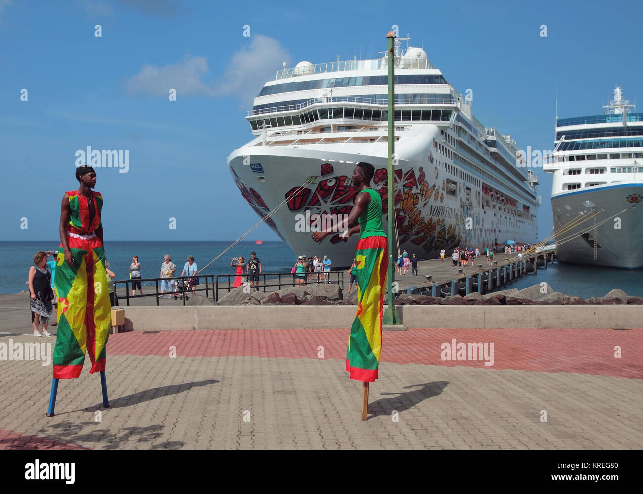 St. George's, Grenada - November 08, 2017: Willkommen Tanz auf Stelzen für Touristen von Kreuzfahrtschiffen Stockfoto