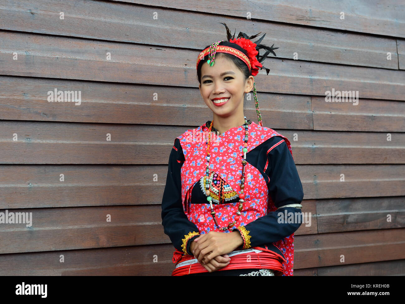 Porträt der Schönen Malaysia Borneo einheimische Mädchen in traditionellen Kostümen. Stockfoto