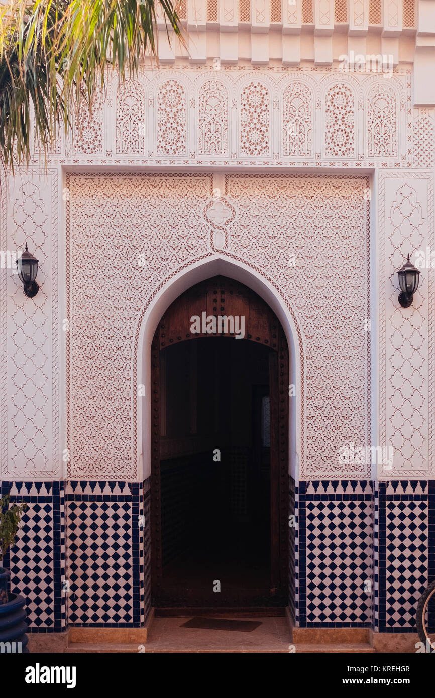 Arabische Tür mit Ornamenten in Medina, Marrakesch, Marokko Stockfoto