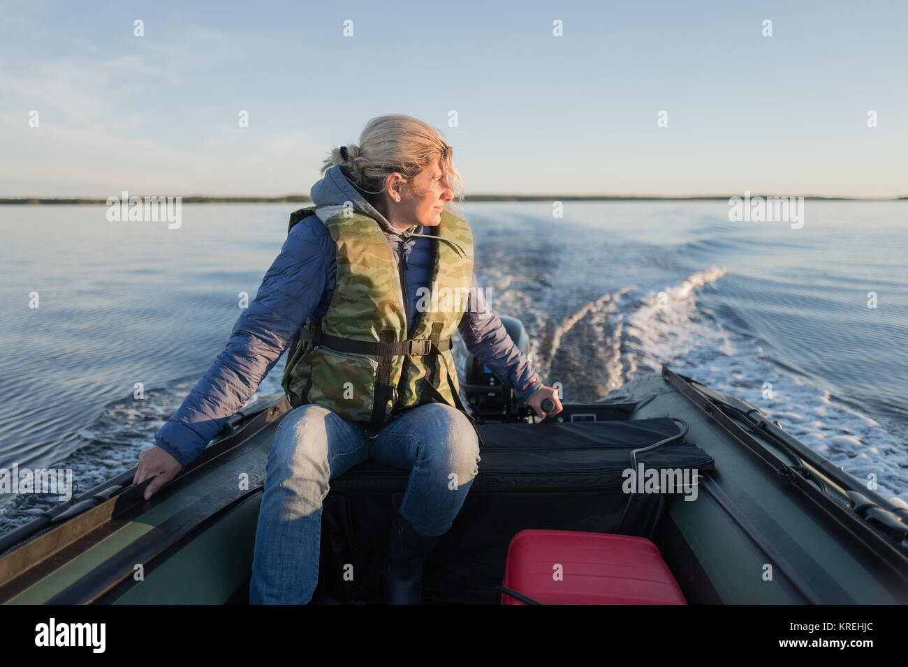 Schöne Frau ist der Boot auf dem Meer in Betrieb Stockfoto