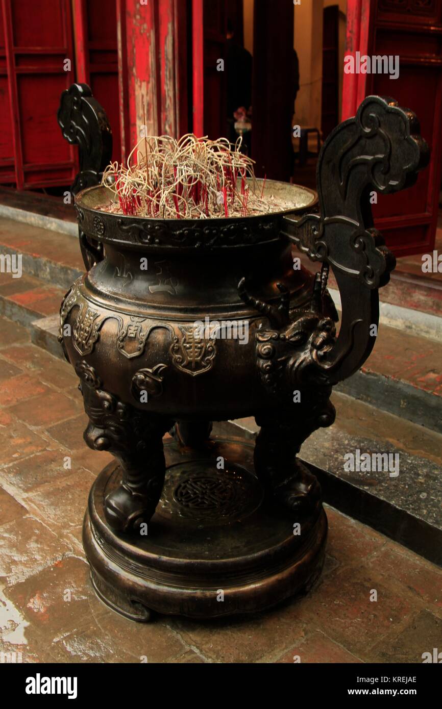 Tempel Skulptur für Räucherstäbchen Angebote, Ngoc Son Tempel, Hanoi, Vietnam Stockfoto