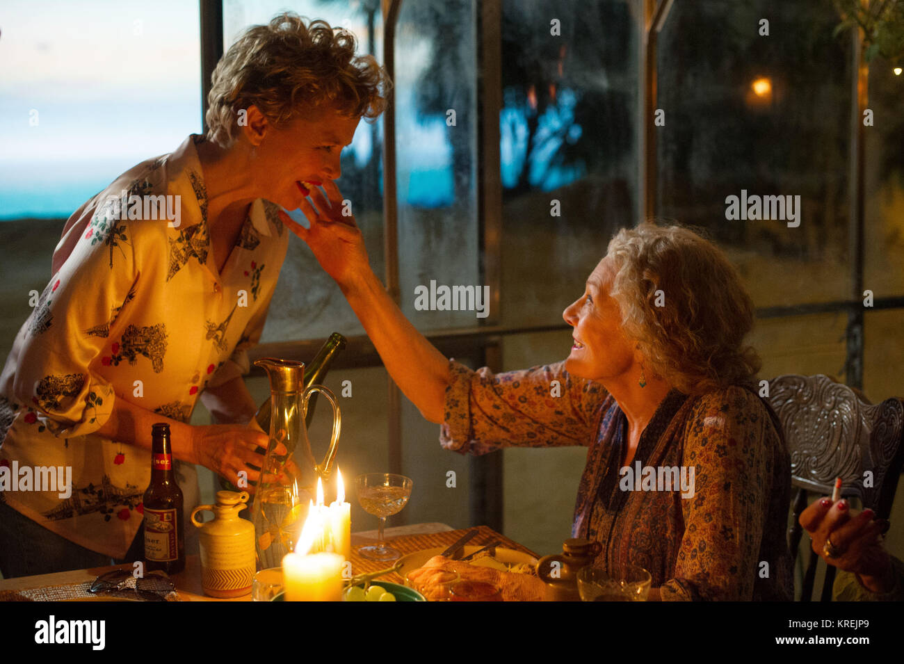 RELEASE DATE: November 17, 2017 TITEL: Film Stars nicht in Liverpool Studio: Sony Pictures Classics REGISSEUR: Paul McGuigan PLOT: eine Romanze Funken zwischen einem jungen Schauspieler und ein Hollywood Leading Lady.. In den Hauptrollen: Annette Bening als Gloria Grahame, Vanessa Redgrave als Jeanne McDougall. (Bild: © Sony Pictures Classics/Entertainment Bilder) Stockfoto