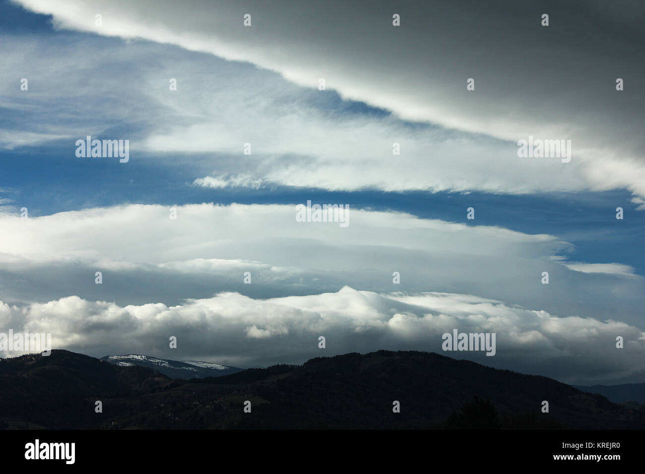 Dunkle Sturmwolken am teilweise blauen Himmel Stockfoto