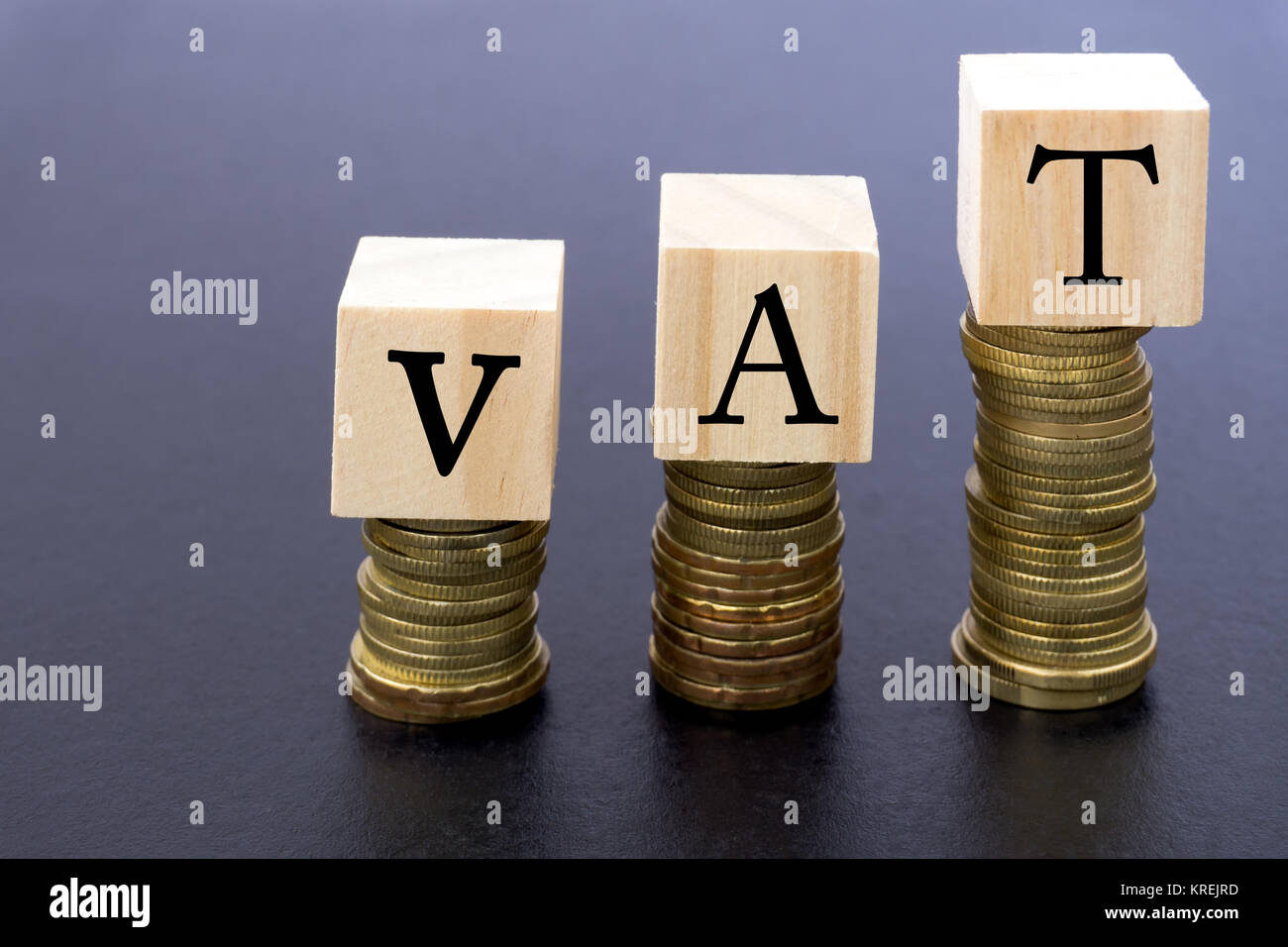 Mwst. Wort auf Holz oben auf Münzen Stapeln. Stockfoto