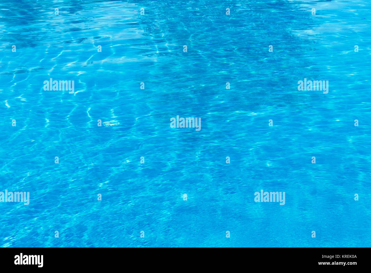Textur von Blau und klares Wasser im Schwimmbad Stockfoto