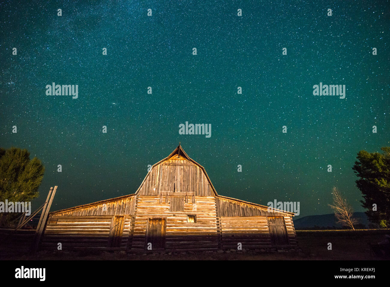 Celestial skies öffnen oben T.A Molton Scheune, Grand Tetons National Park, Teton County, Wyoming Stockfoto