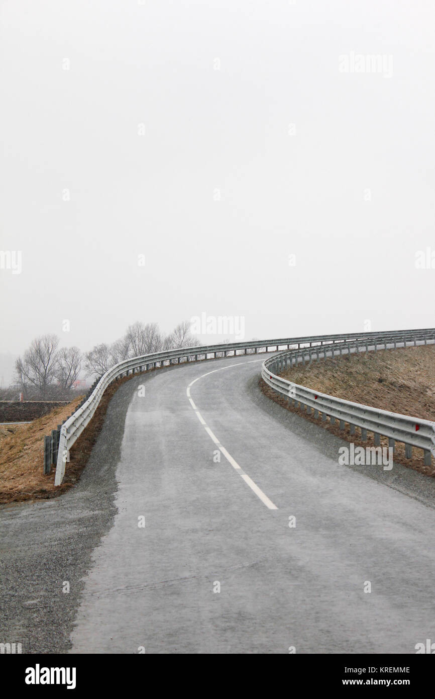 Eine Straße, die über eine Brücke führt Stockfoto