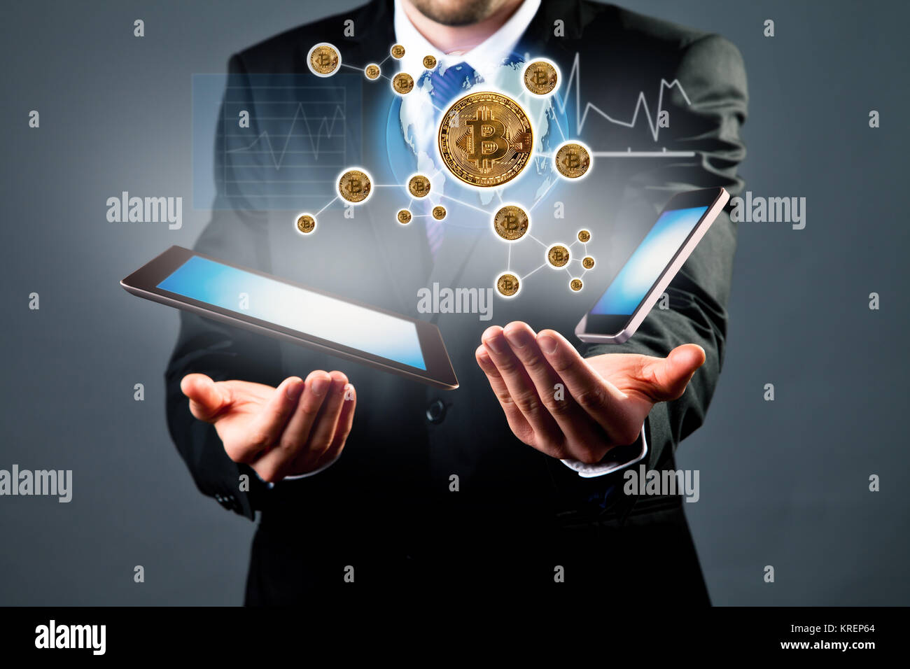Digitale Regelung mit Geschäftsmann hand mit Tablet-PC und Smartphone. Konzept bitcoins Währung, globale Verbindung, Internet und Technologien, grap Stockfoto