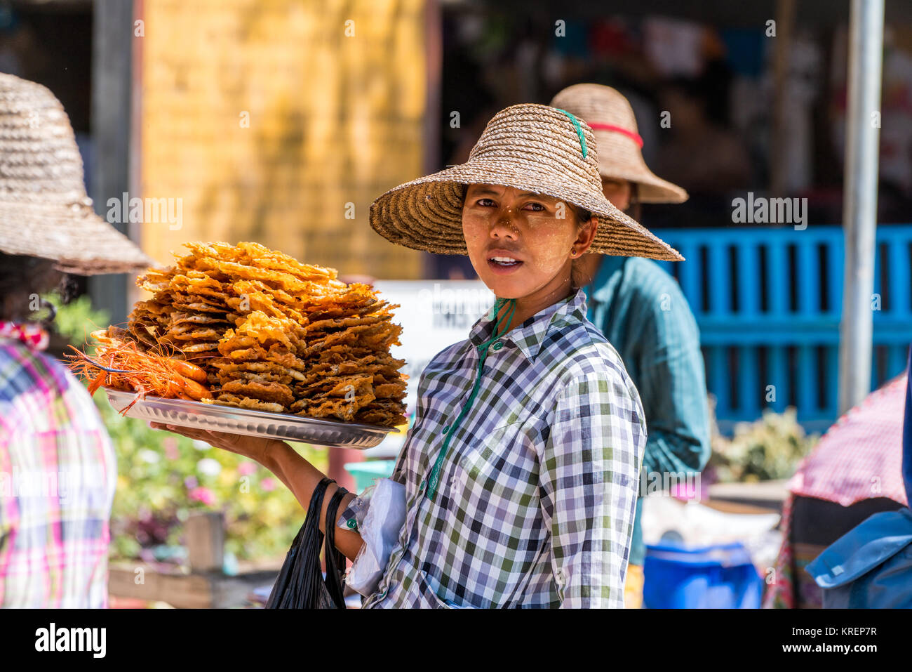 Food Street in Mandalay in der Nähe der U-Bein Brücke Stockfoto