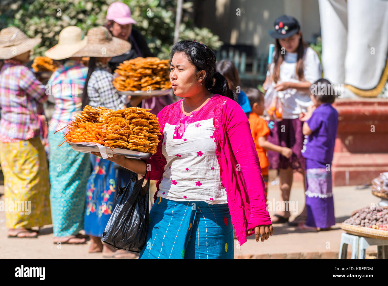 Food Street in Mandalay in der Nähe der U-Bein Brücke Stockfoto