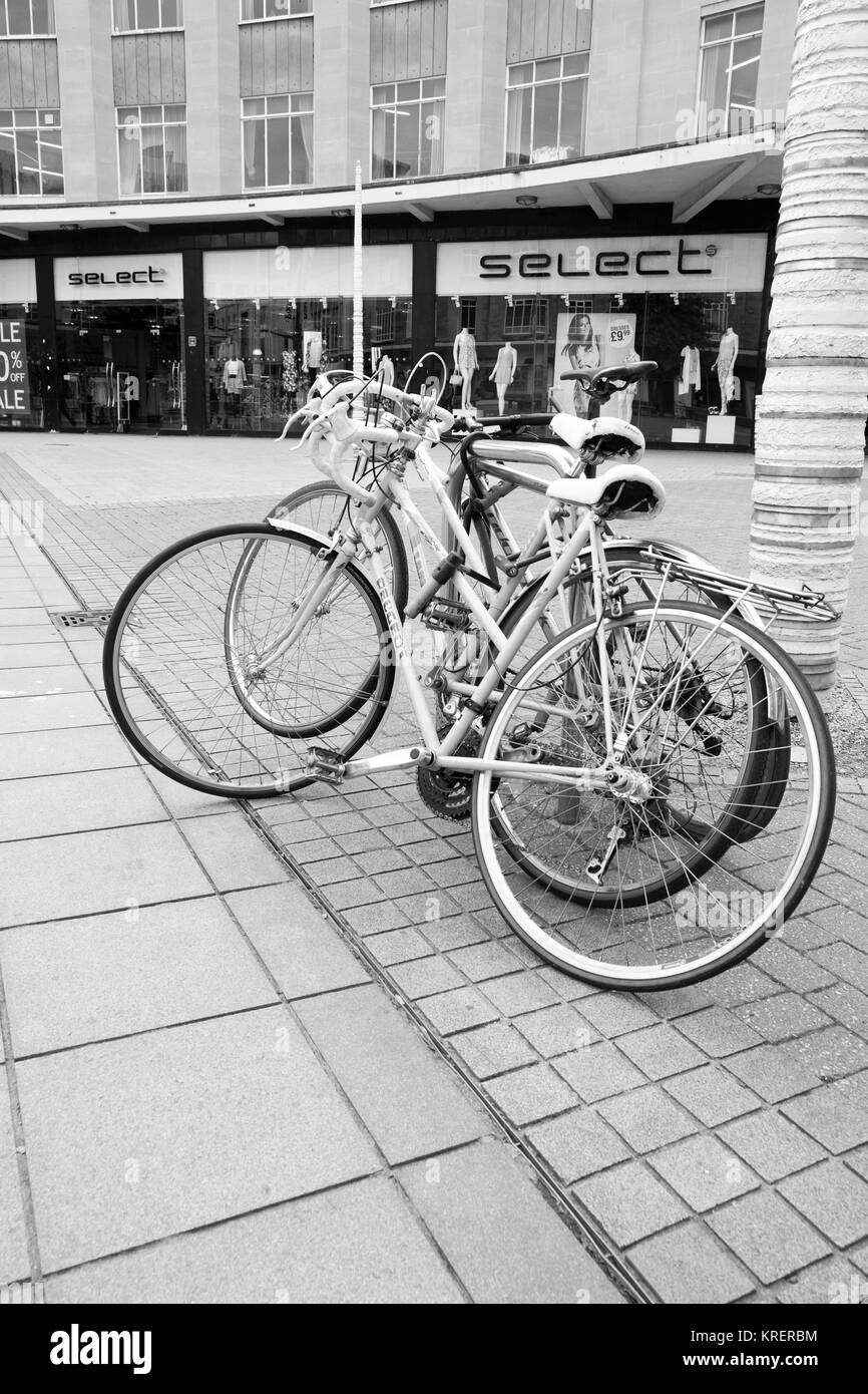 Juni 2015-Stack von Bikes von Käufern in Broadmead Shopping Centre in Bristol verwendet. Stockfoto