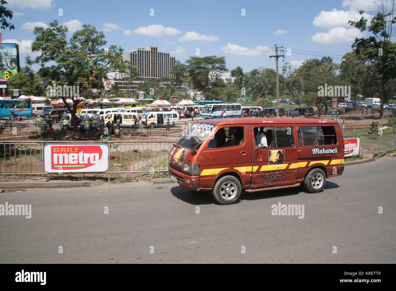 Bunte traditionelle Sammeltaxis oder Matatu-Busse in der Hauptstadt Kenias, Nairobi, Ostafrika Stockfoto