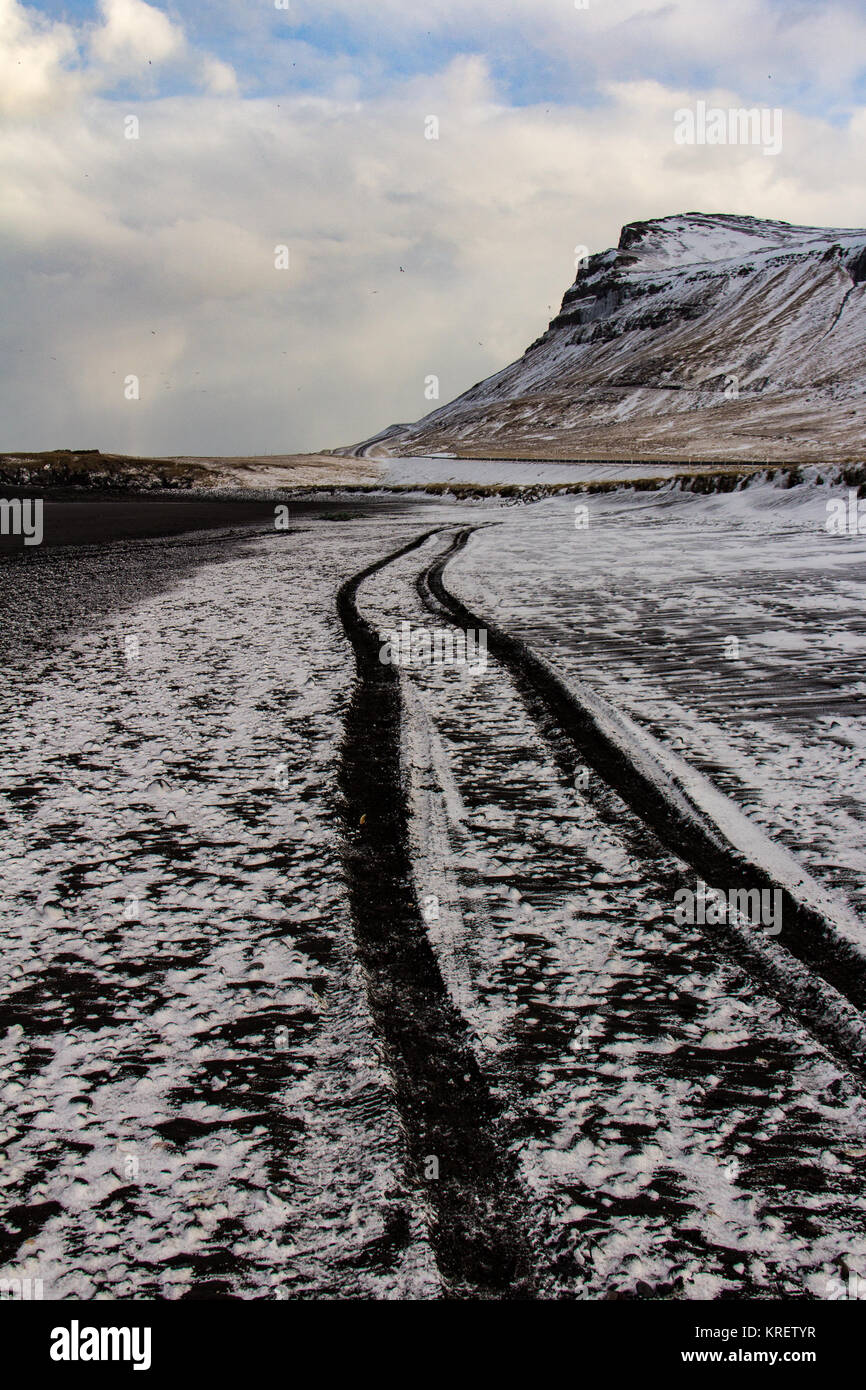 Lkw spuren im schnee -Fotos und -Bildmaterial in hoher Auflösung – Alamy