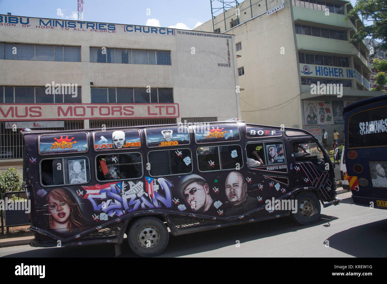 Nairobis bunte Matutu-Minibusse fahren um das Stadtzentrum, Nairobi, Kenia, Ostafrika Stockfoto