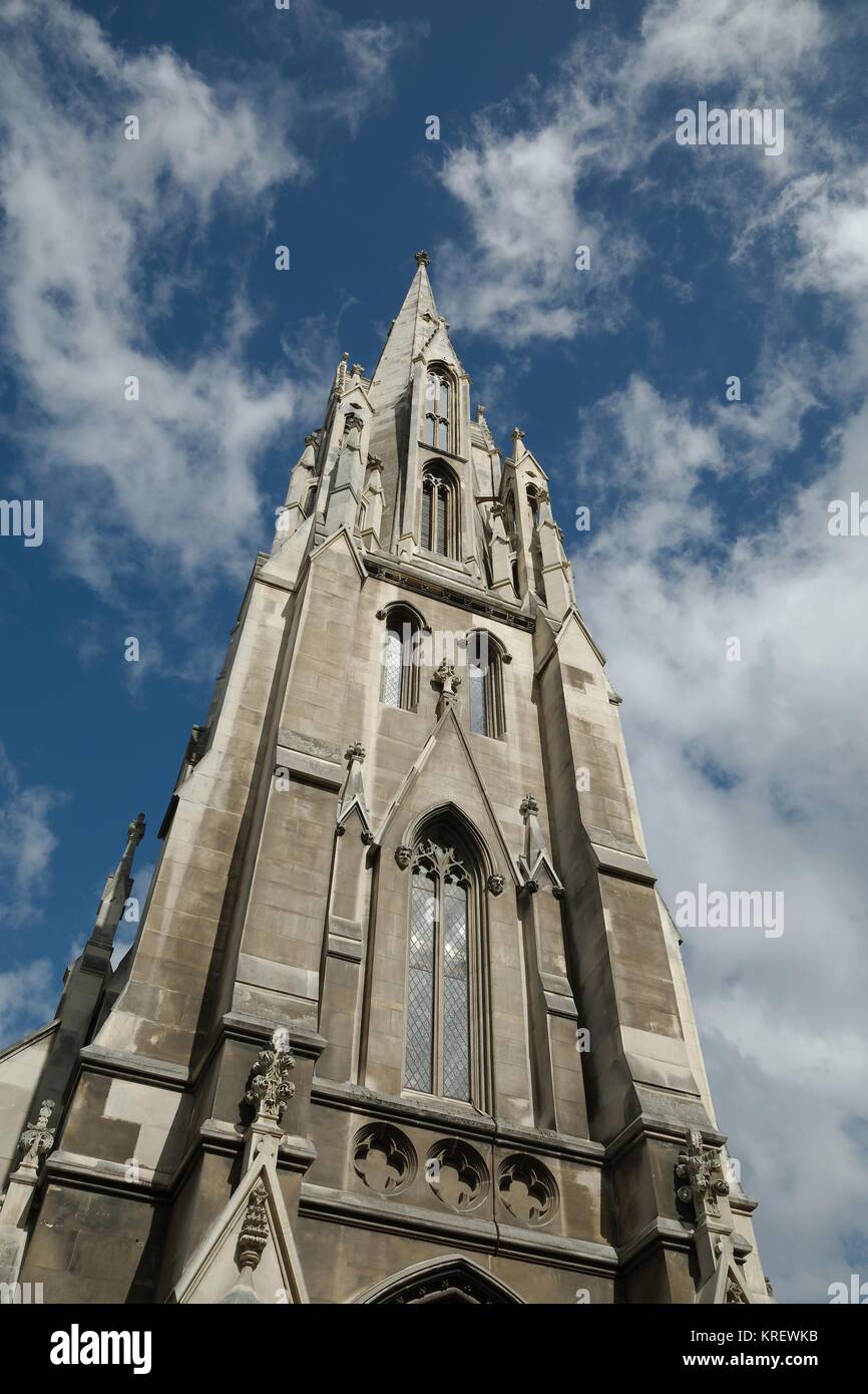 Kirche-Turm, blauer Himmel Stockfoto