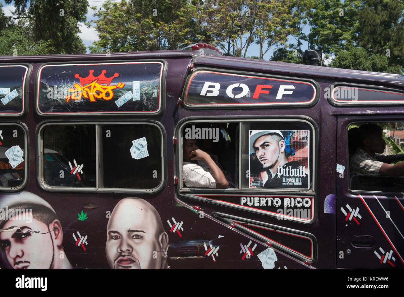 Bunte traditionelle Sammeltaxi- oder Matatu-Busse in der Hauptstadt Kenias, Nairobi, Ostafrika Stockfoto