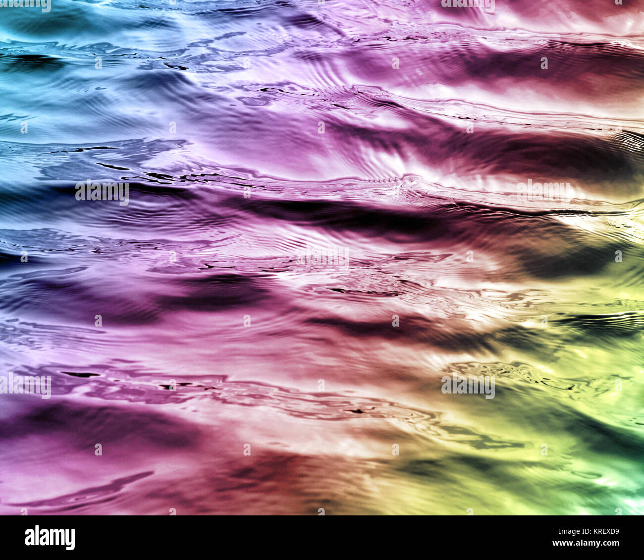 Schöne Gewässer mit weichen Wellen auf der Oberfläche in Regenbogenfarben Stockfoto